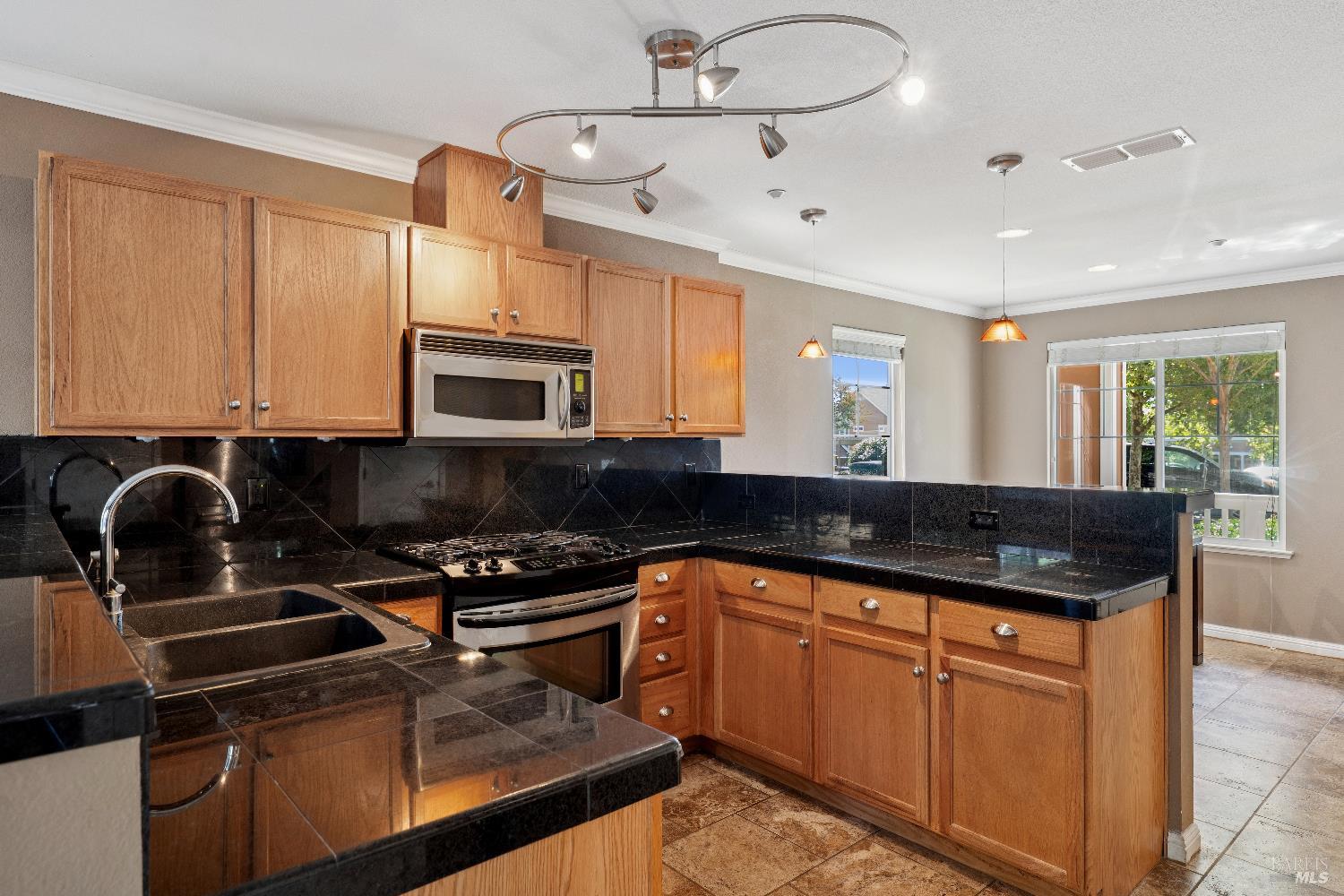 Detail Gallery Image 4 of 12 For 402 Bolling Cir, Novato,  CA 94949 - 3 Beds | 2/1 Baths