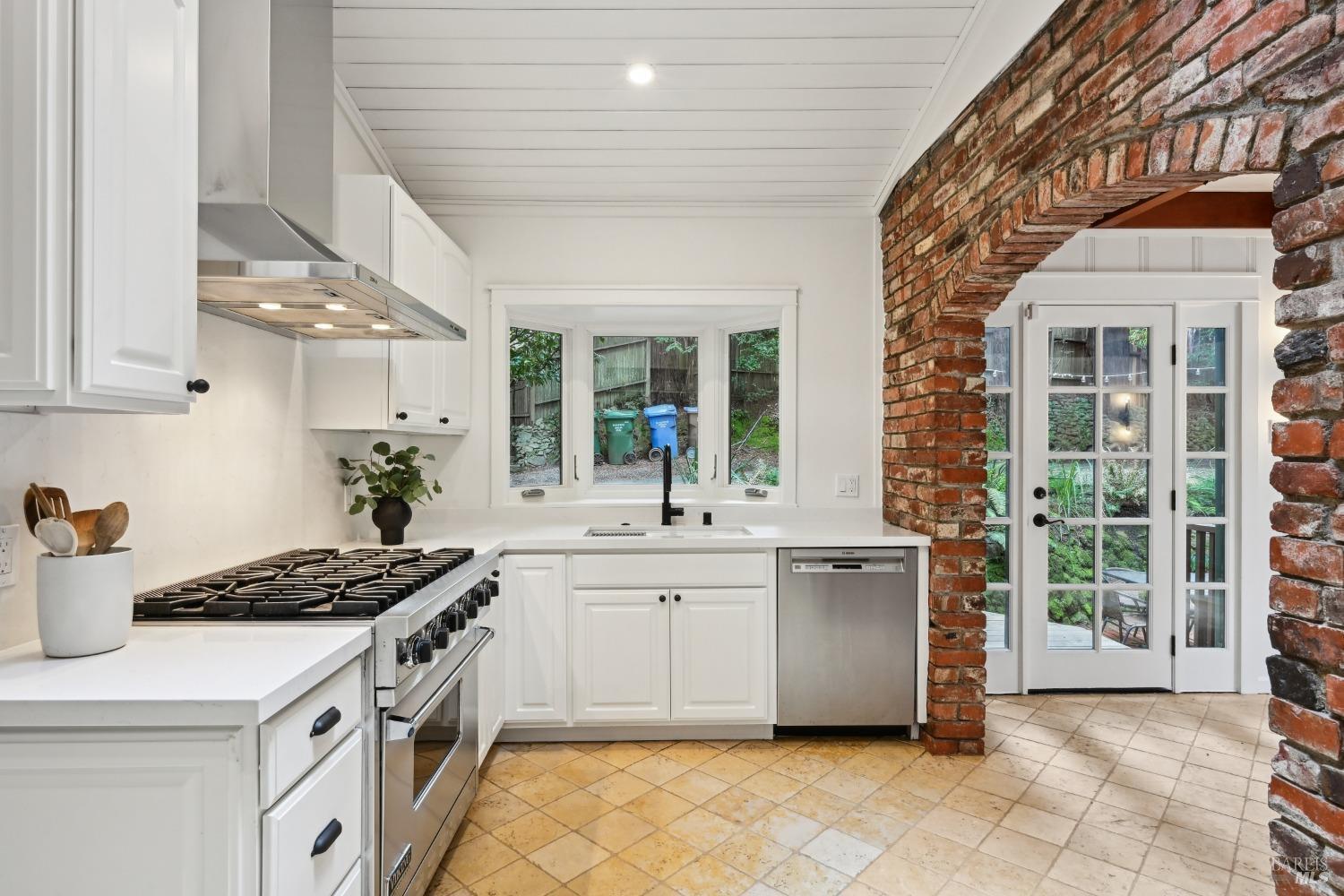 Detail Gallery Image 11 of 35 For 4 Wainwright Pl, Mill Valley,  CA 94941 - 4 Beds | 2/1 Baths