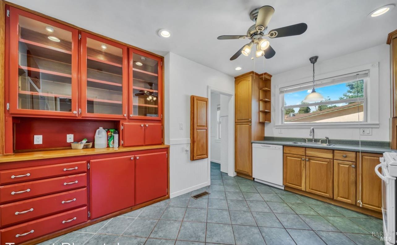 Detail Gallery Image 9 of 20 For 8125 Earl St, Oakland,  CA 94605 - 2 Beds | 2 Baths