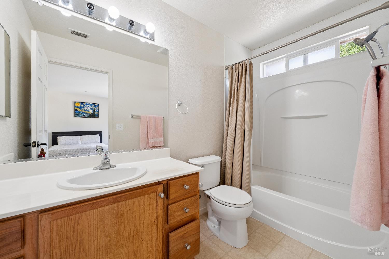 Detail Gallery Image 9 of 12 For 402 Bolling Cir, Novato,  CA 94949 - 3 Beds | 2/1 Baths