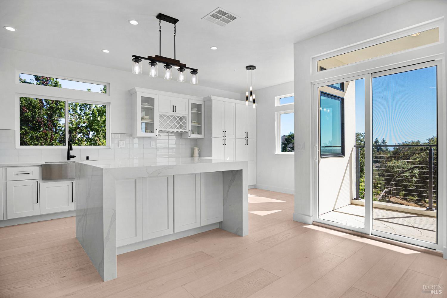 Detail Gallery Image 15 of 64 For 1966 Viewpointe Cir, Santa Rosa,  CA 95403 - 6 Beds | 5/1 Baths