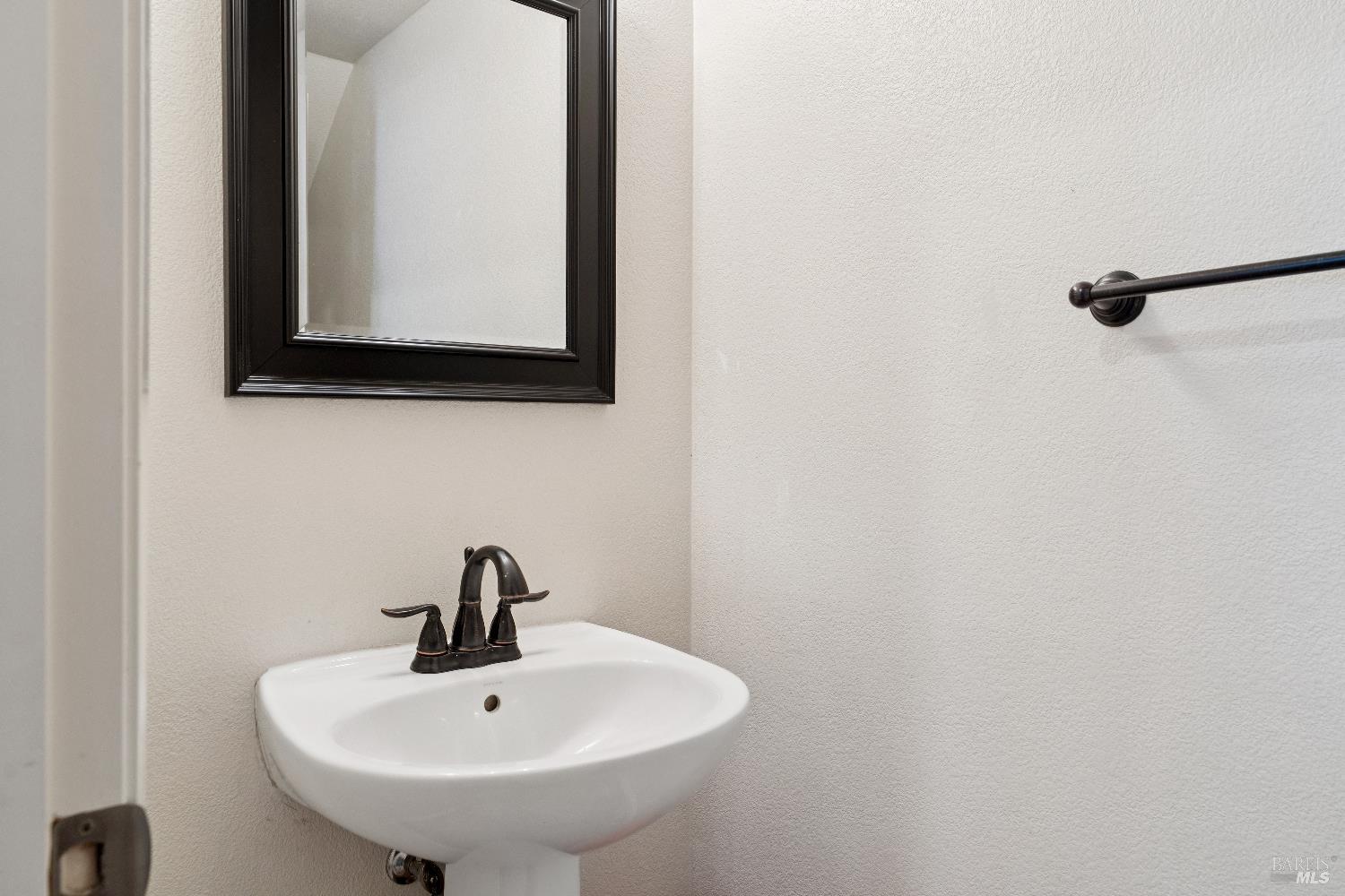 Detail Gallery Image 11 of 12 For 402 Bolling Cir, Novato,  CA 94949 - 3 Beds | 2/1 Baths