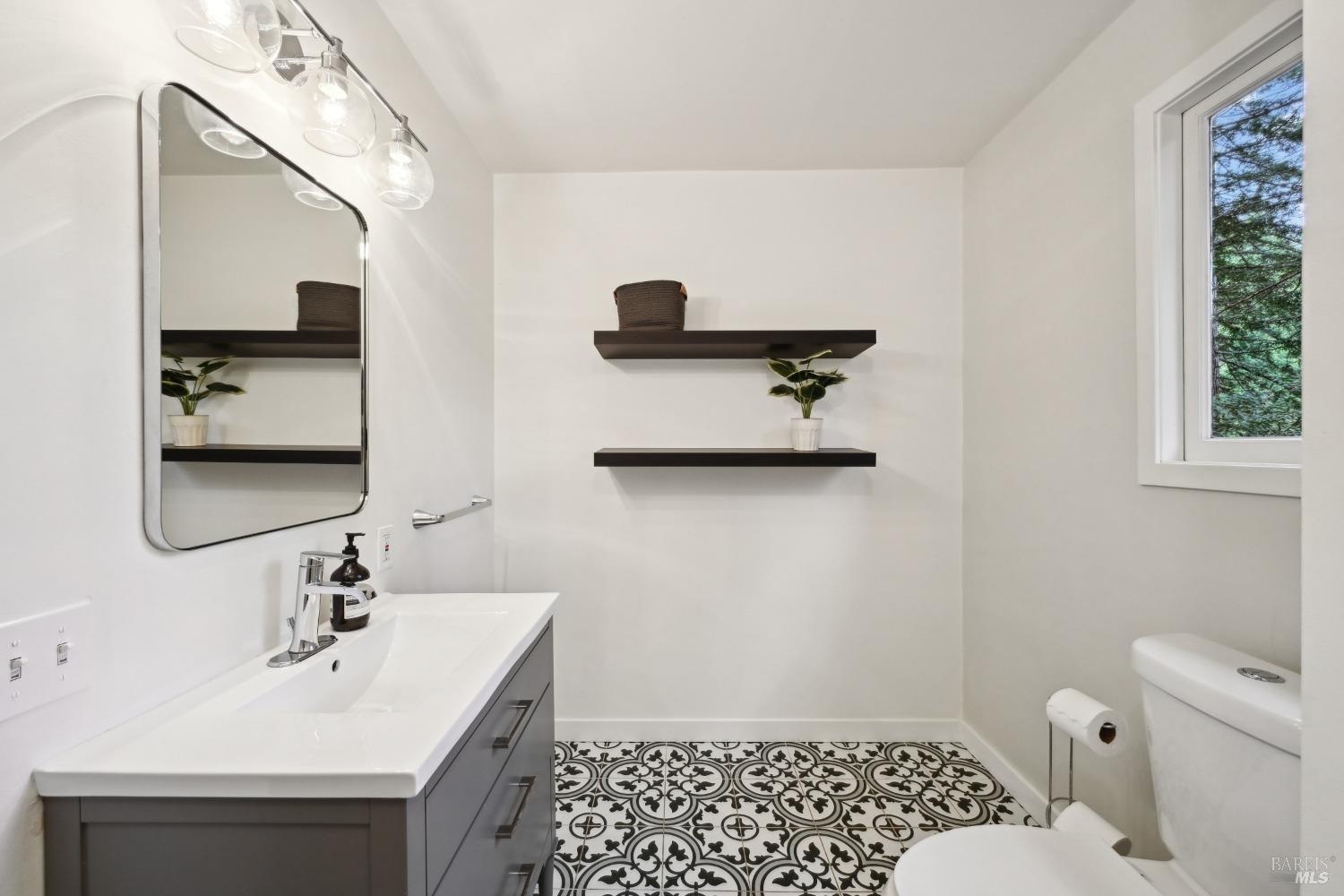 Detail Gallery Image 7 of 35 For 4 Wainwright Pl, Mill Valley,  CA 94941 - 4 Beds | 2/1 Baths