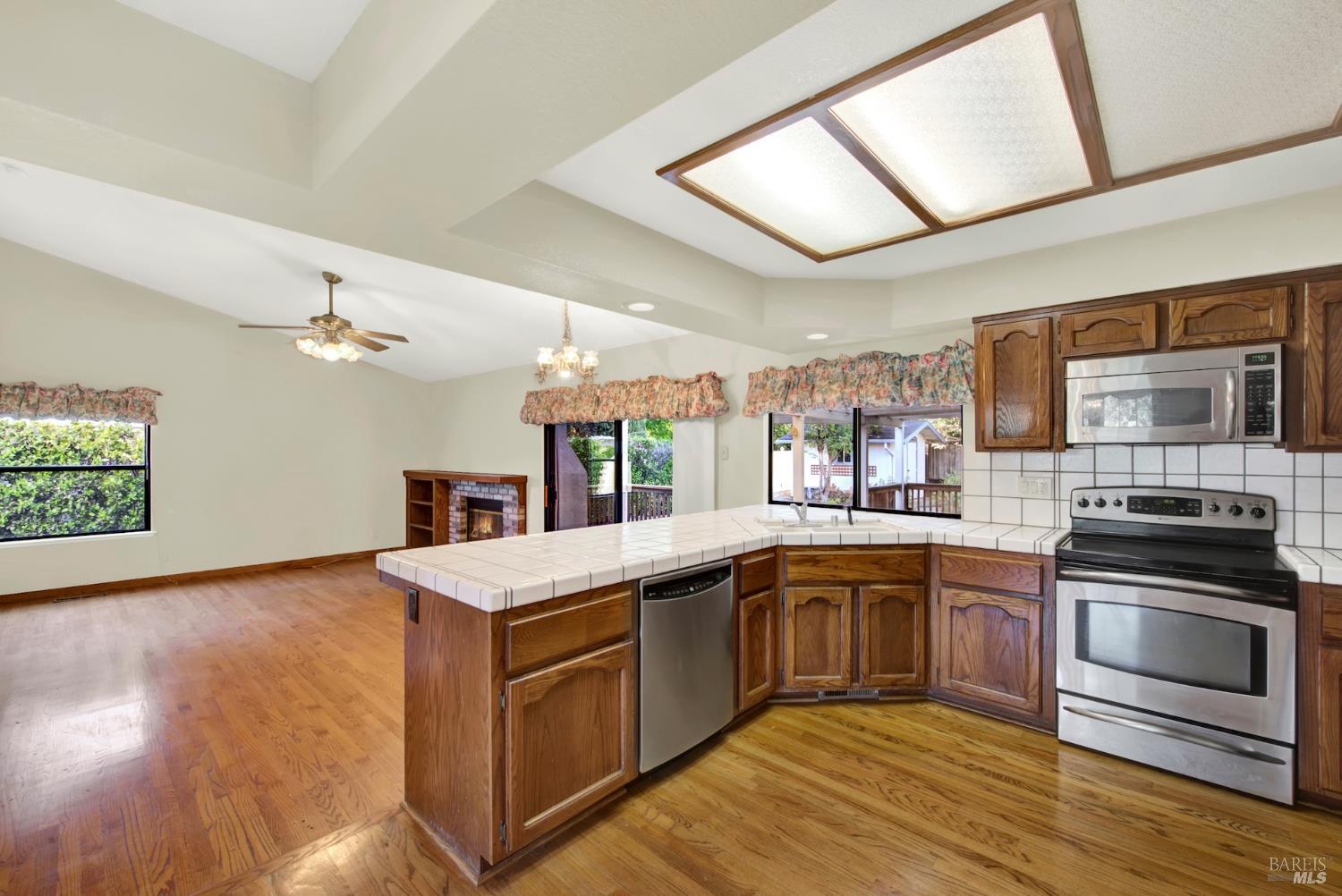 Detail Gallery Image 10 of 55 For 418 Gatehouse Dr, Vacaville,  CA 95687 - 4 Beds | 2/1 Baths
