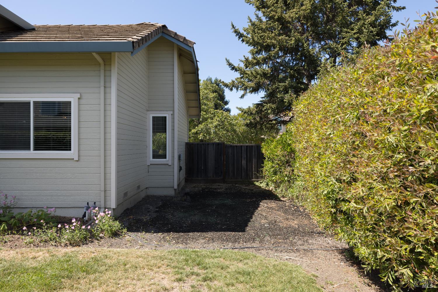 Detail Gallery Image 33 of 36 For 2189 Saint Augustine Cir, Petaluma,  CA 94954 - 3 Beds | 2/1 Baths