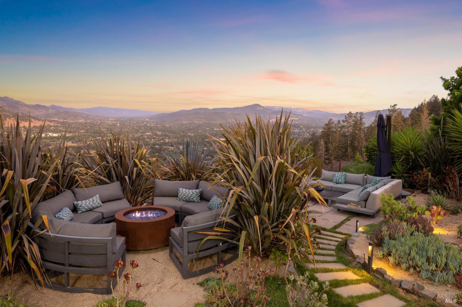 Detail Gallery Image 2 of 41 For 3929 Rincon Ridge Dr, Santa Rosa,  CA 95404 - 3 Beds | 2/1 Baths