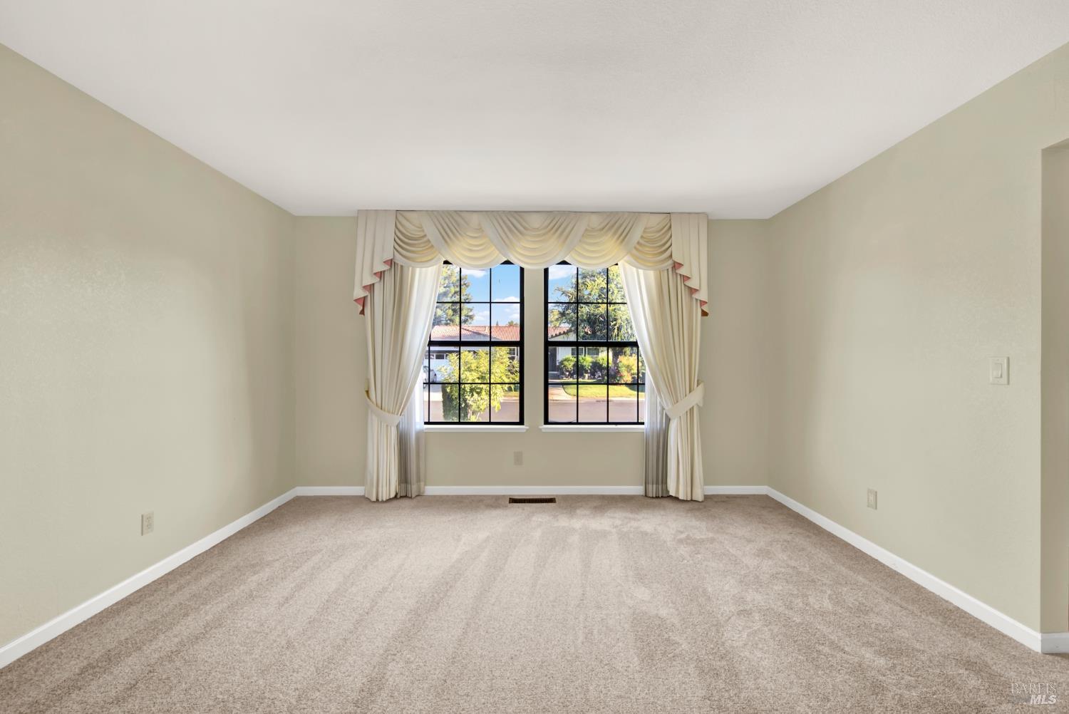 Detail Gallery Image 6 of 55 For 418 Gatehouse Dr, Vacaville,  CA 95687 - 4 Beds | 2/1 Baths