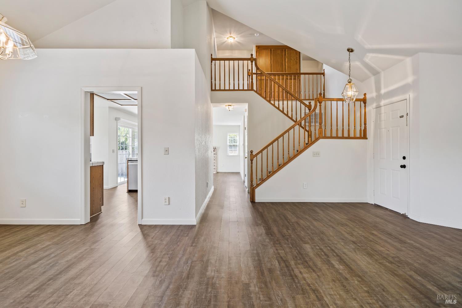 Detail Gallery Image 4 of 36 For 2189 Saint Augustine Cir, Petaluma,  CA 94954 - 3 Beds | 2/1 Baths