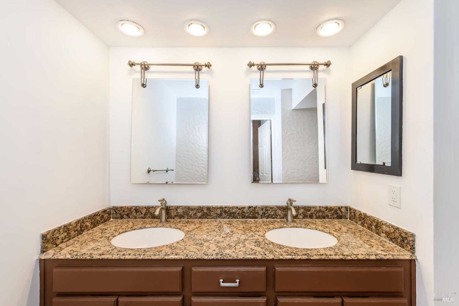 Detail Gallery Image 13 of 34 For 8 Mariners Cir, San Rafael,  CA 94903 - 2 Beds | 2 Baths