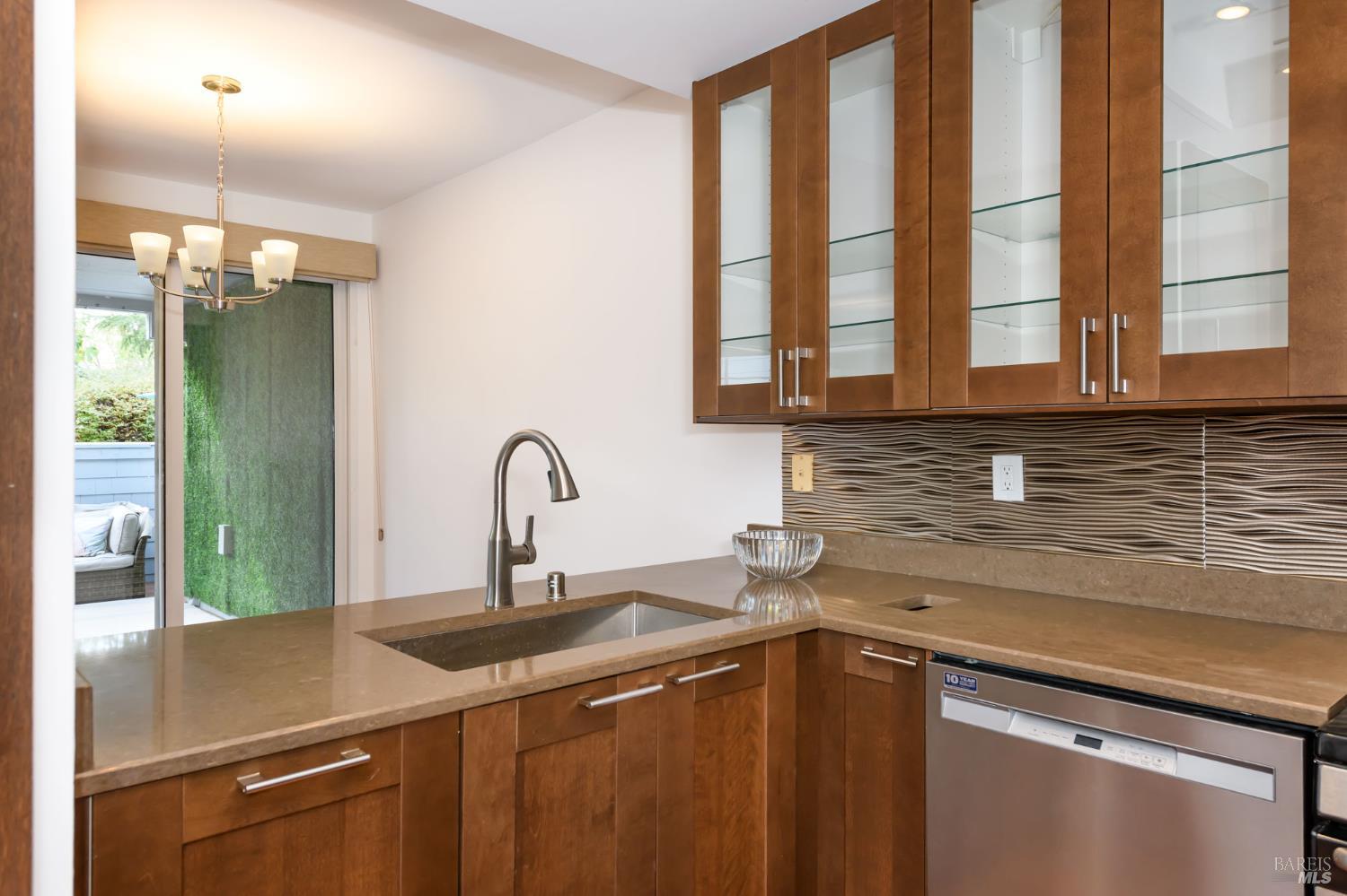 Detail Gallery Image 10 of 34 For 8 Mariners Cir, San Rafael,  CA 94903 - 2 Beds | 2 Baths