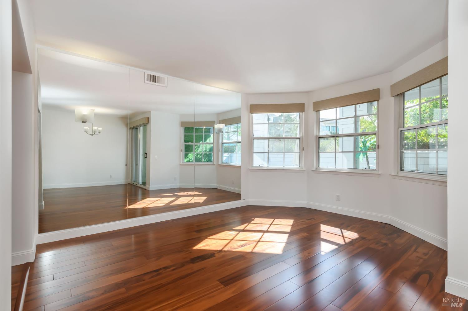 Detail Gallery Image 27 of 34 For 8 Mariners Cir, San Rafael,  CA 94903 - 2 Beds | 2 Baths