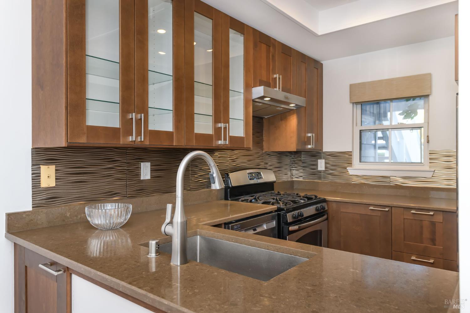 Detail Gallery Image 7 of 34 For 8 Mariners Cir, San Rafael,  CA 94903 - 2 Beds | 2 Baths