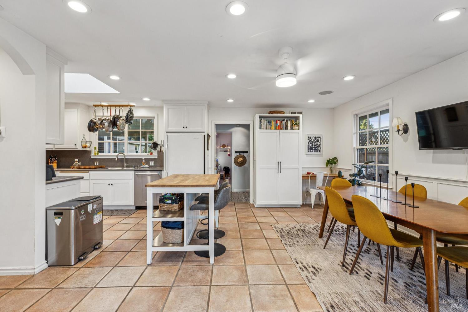 Detail Gallery Image 14 of 51 For 770 Eucalyptus Ave, Novato,  CA 94947 - 3 Beds | 2 Baths