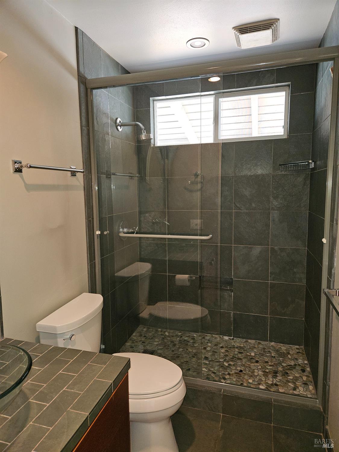 Detail Gallery Image 16 of 19 For 425 Deerfield Cir, Santa Rosa,  CA 95409 - 2 Beds | 2 Baths