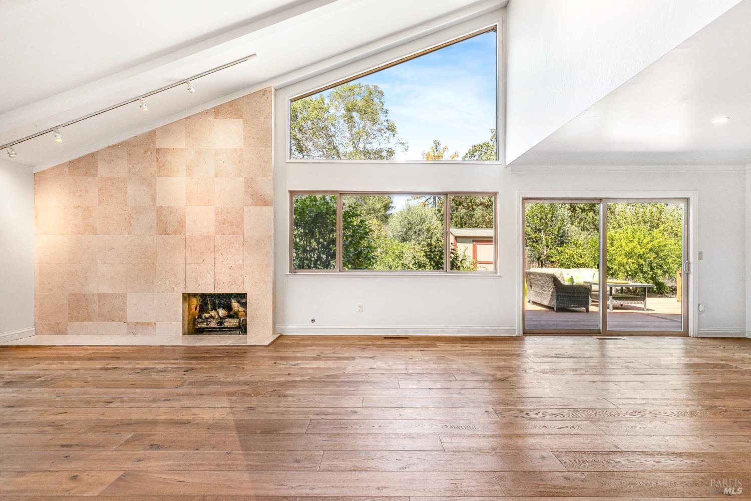 Detail Gallery Image 5 of 63 For 8862 Oak Trail Pl, Santa Rosa,  CA 95409 - 2 Beds | 2 Baths