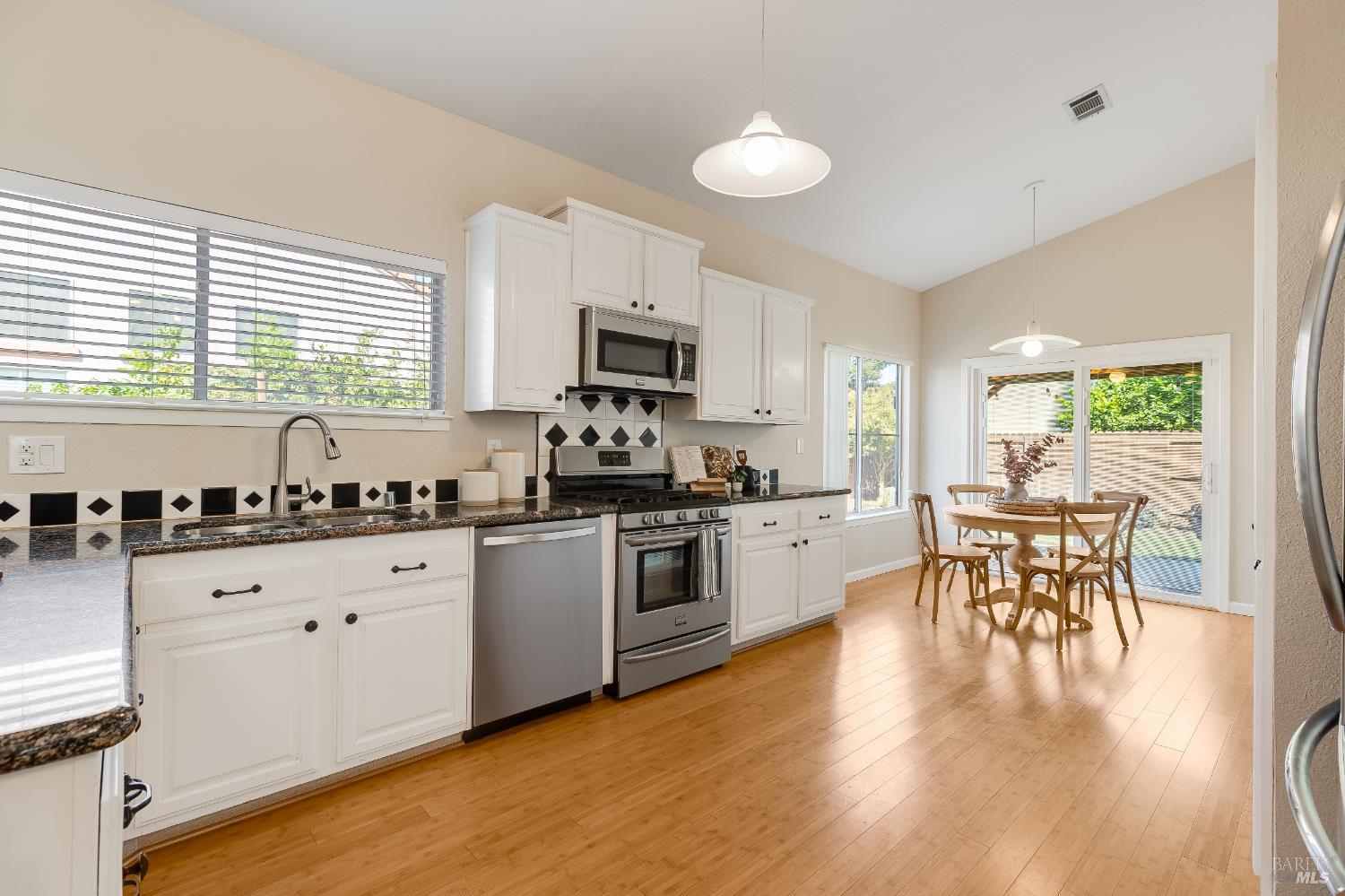 Detail Gallery Image 13 of 34 For 755 Oak Hollow Ave, Vacaville,  CA 95687 - 3 Beds | 2 Baths