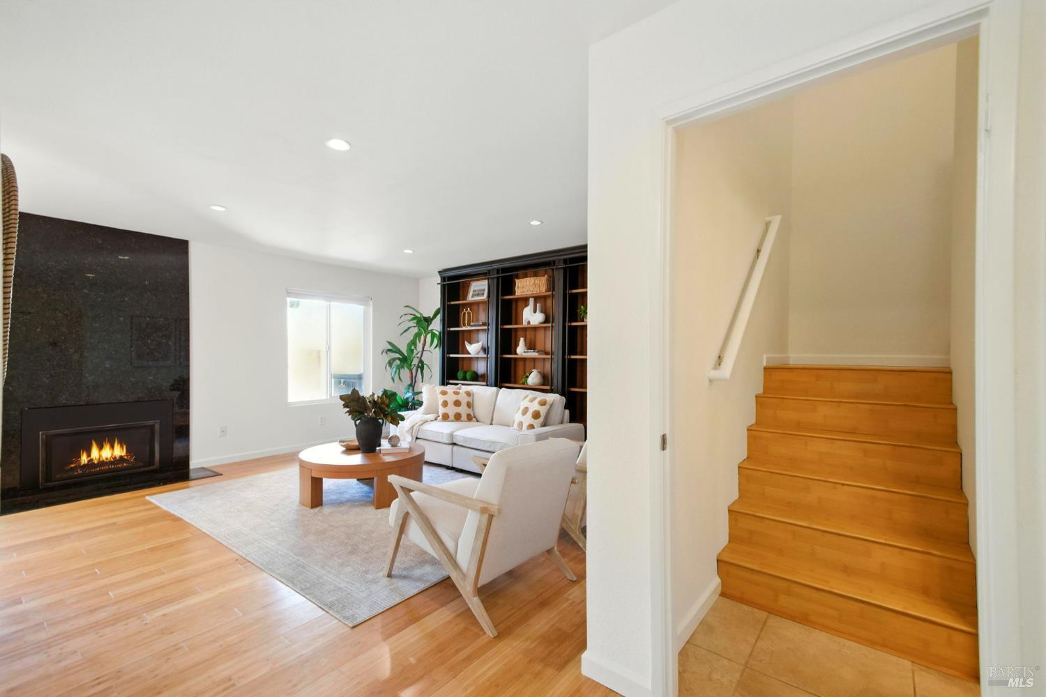 Detail Gallery Image 4 of 38 For 433 Enterprise Dr, Rohnert Park,  CA 94928 - 3 Beds | 2/1 Baths