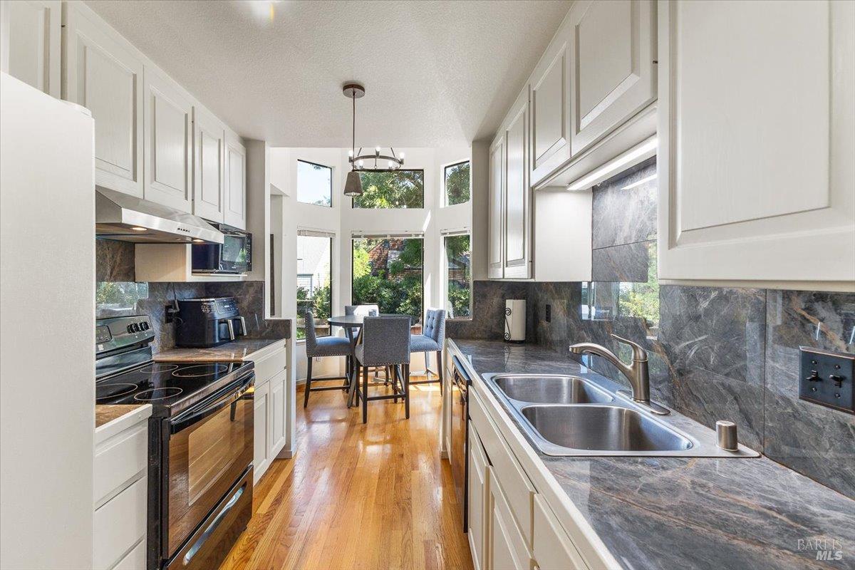 Detail Gallery Image 14 of 34 For 1367 Sylvan Ct, Healdsburg,  CA 95448 - 3 Beds | 2/1 Baths