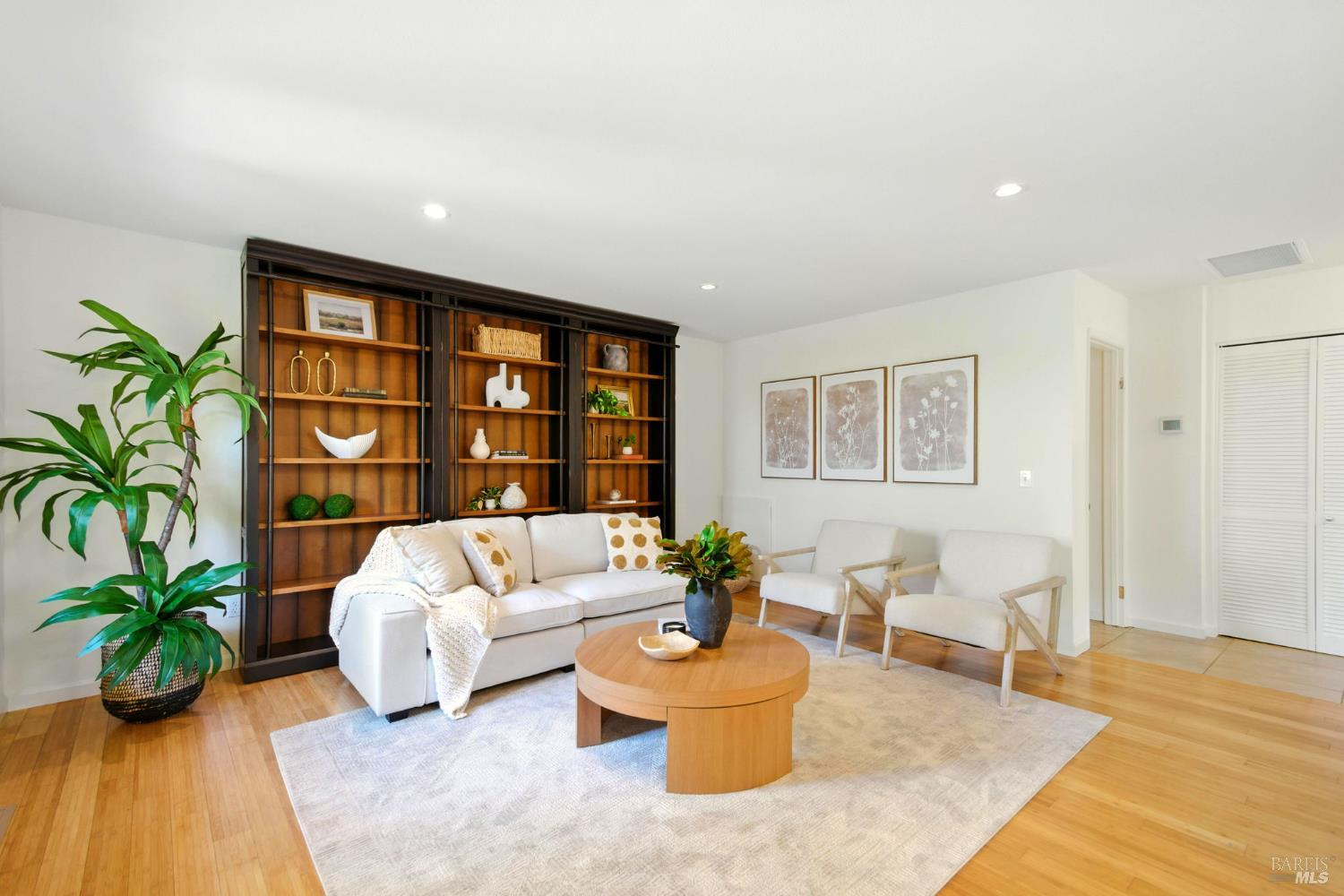 Detail Gallery Image 8 of 38 For 433 Enterprise Dr, Rohnert Park,  CA 94928 - 3 Beds | 2/1 Baths
