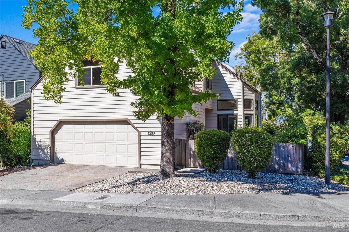Detail Gallery Image 3 of 34 For 1367 Sylvan Ct, Healdsburg,  CA 95448 - 3 Beds | 2/1 Baths