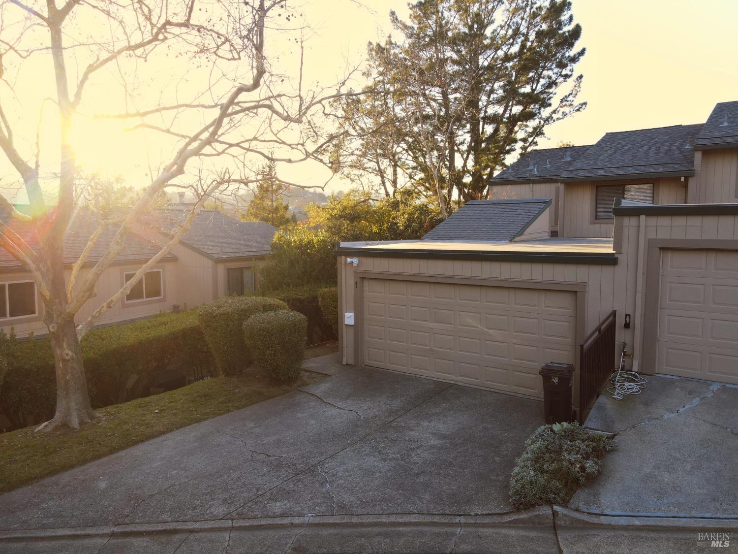 Detail Gallery Image 13 of 32 For 1 Columbine Ln, Novato,  CA 94947 - 3 Beds | 2/1 Baths