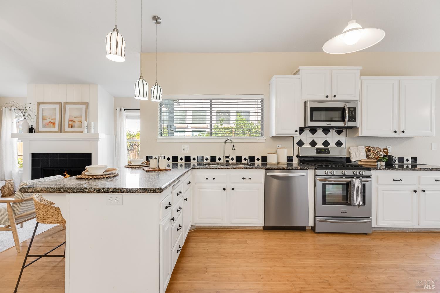 Detail Gallery Image 12 of 34 For 755 Oak Hollow Ave, Vacaville,  CA 95687 - 3 Beds | 2 Baths