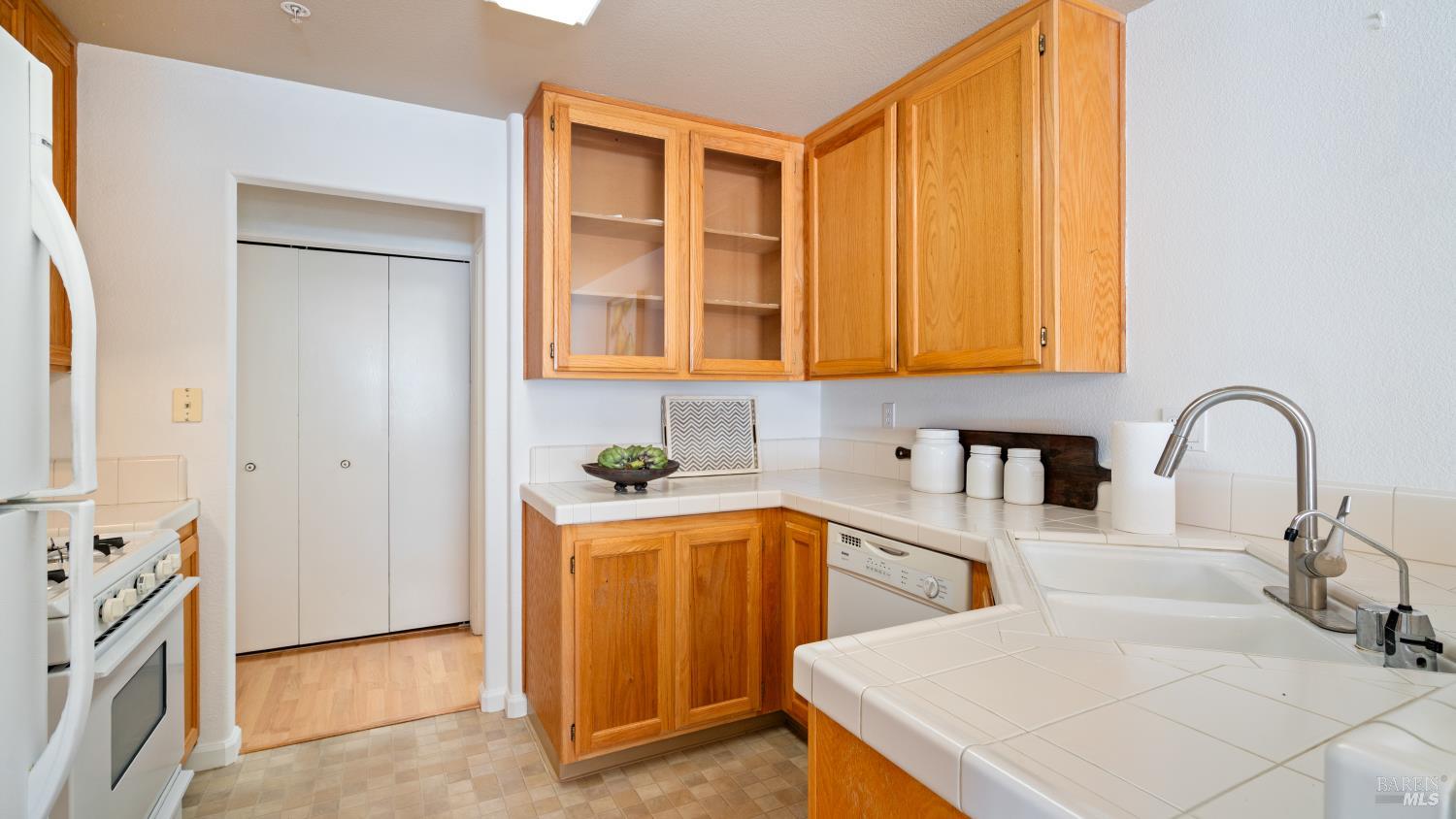 Detail Gallery Image 12 of 55 For 871 Chardonnay Cir, Petaluma,  CA 94954 - 3 Beds | 2/1 Baths