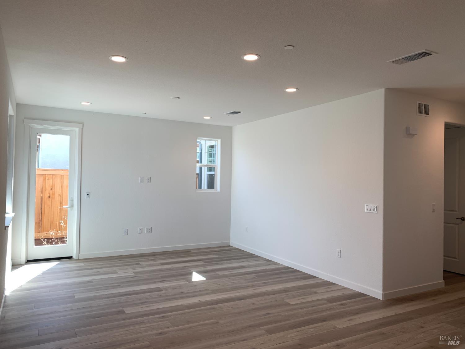 Detail Gallery Image 6 of 19 For 2316 Serenity Dr, Rio Vista,  CA 94571 - 2 Beds | 2/1 Baths