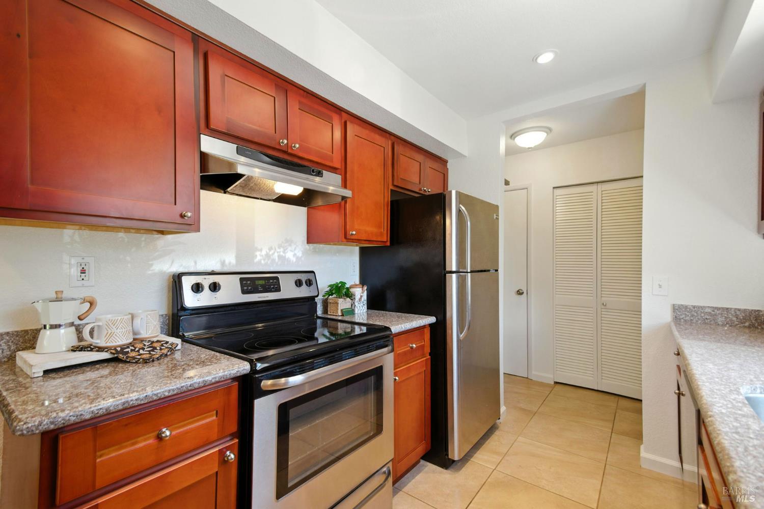 Detail Gallery Image 12 of 38 For 433 Enterprise Dr, Rohnert Park,  CA 94928 - 3 Beds | 2/1 Baths