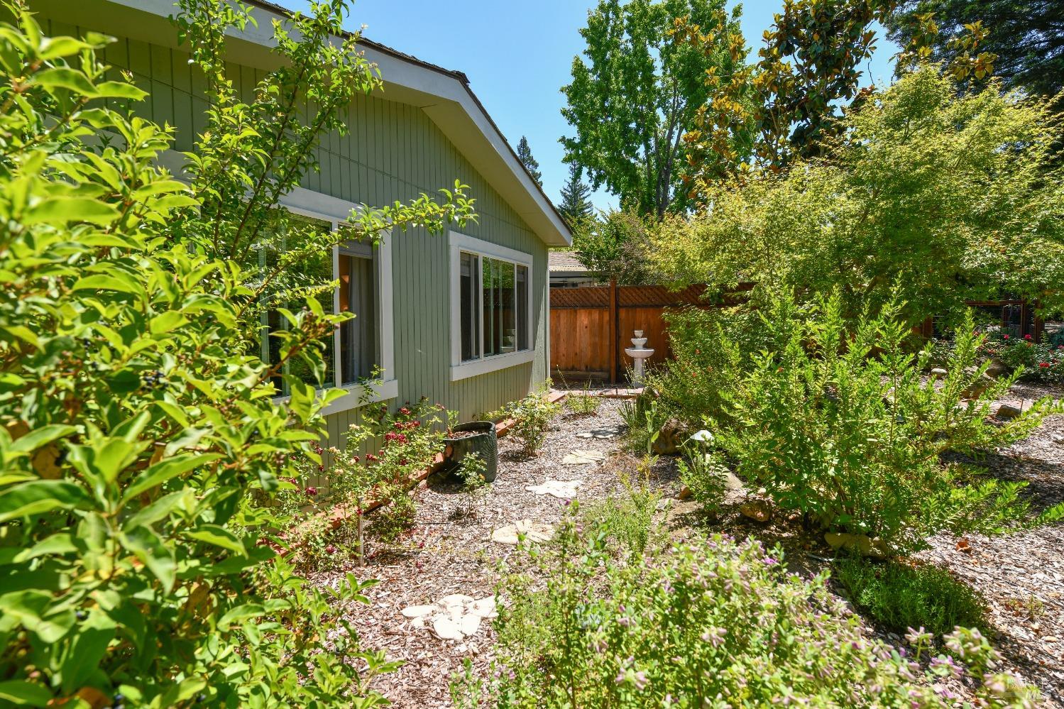 Detail Gallery Image 24 of 35 For 4 La Canada Ct, Saint Helena,  CA 94574 - 2 Beds | 2 Baths