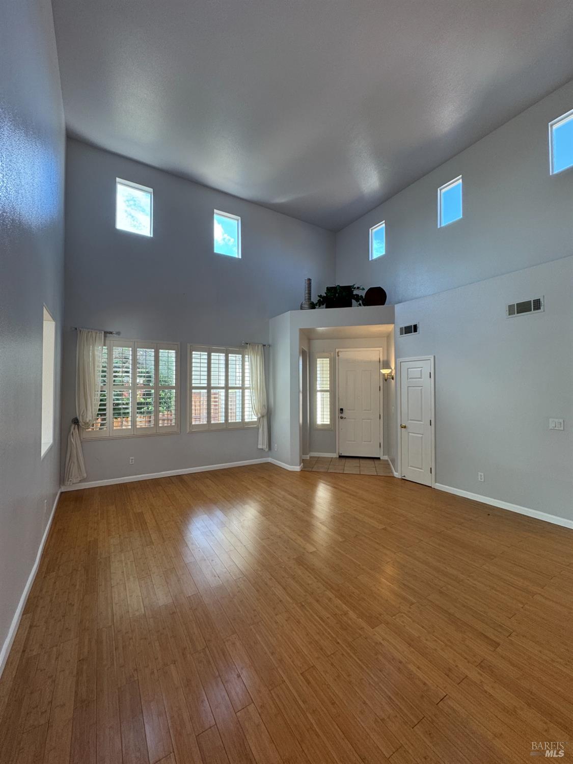 Detail Gallery Image 5 of 58 For 3330 Harbor Moon Ct, Vallejo,  CA 94591 - 5 Beds | 3 Baths