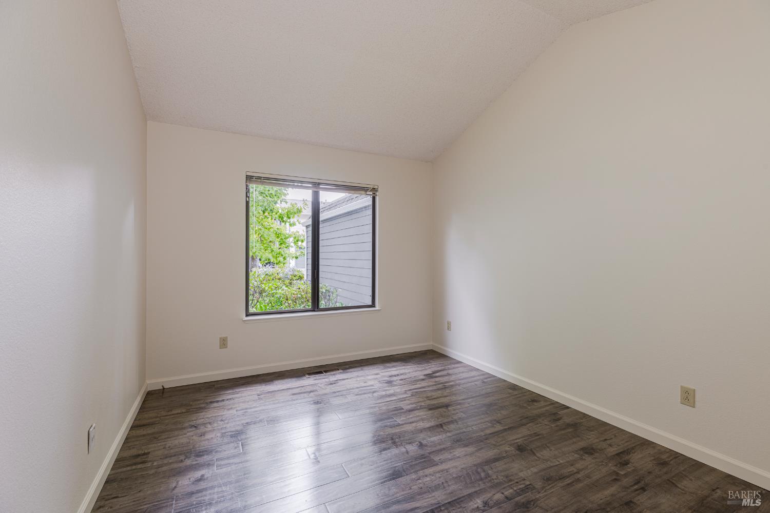 Detail Gallery Image 15 of 43 For 601 Marylyn Cir, Petaluma,  CA 94954 - 3 Beds | 2 Baths