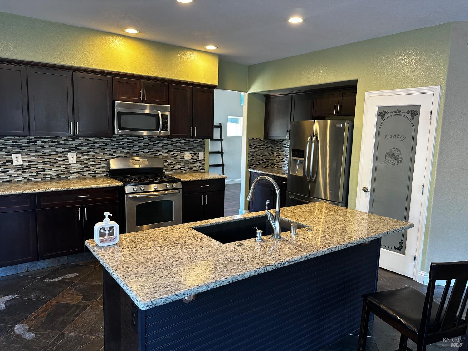 Detail Gallery Image 3 of 22 For 6320 Pebble Beach Dr, Vallejo,  CA 94591 - 3 Beds | 3 Baths
