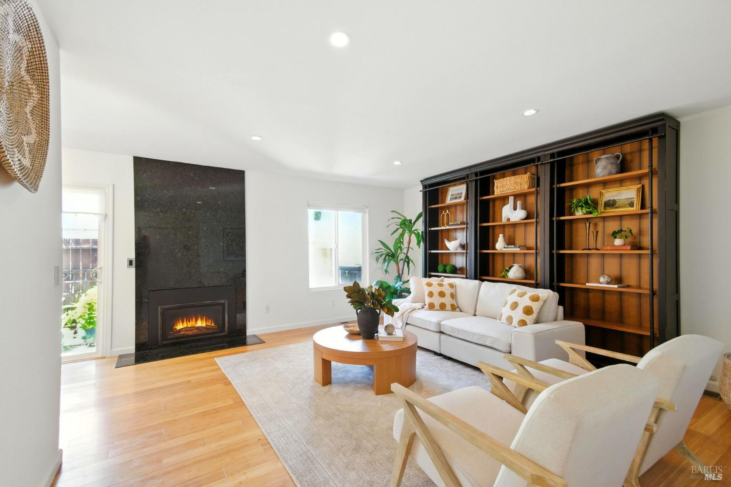 Detail Gallery Image 5 of 38 For 433 Enterprise Dr, Rohnert Park,  CA 94928 - 3 Beds | 2/1 Baths