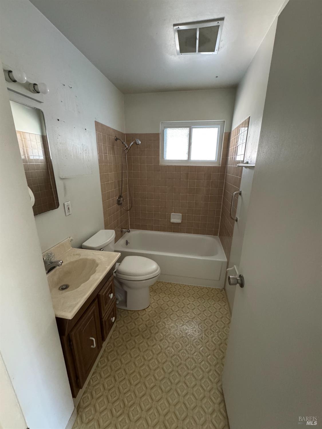 Detail Gallery Image 17 of 45 For 2040 Las Lomas Ct, Concord,  CA 94519 - 3 Beds | 2 Baths