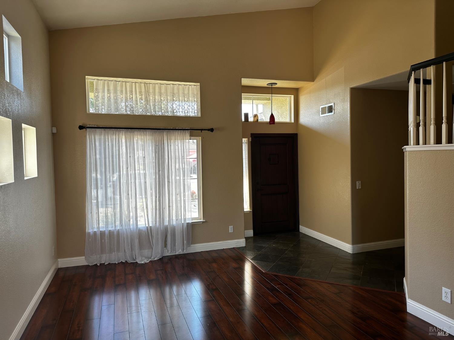 Detail Gallery Image 7 of 22 For 6320 Pebble Beach Dr, Vallejo,  CA 94591 - 3 Beds | 3 Baths