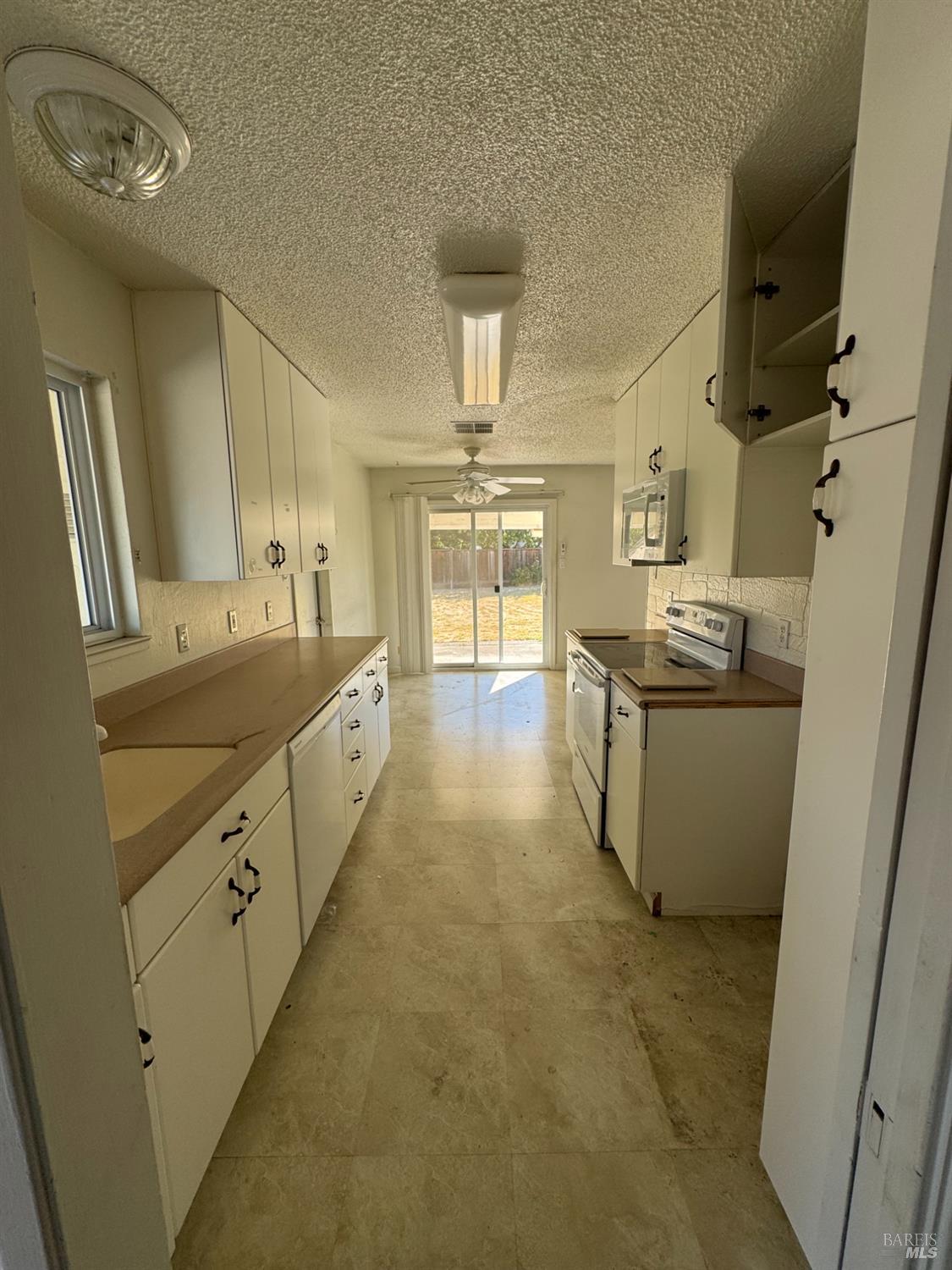 Detail Gallery Image 11 of 45 For 2040 Las Lomas Ct, Concord,  CA 94519 - 3 Beds | 2 Baths