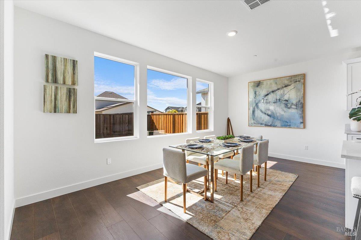 Detail Gallery Image 4 of 31 For 7305 Willowglen Dr, Rohnert Park,  CA 94928 - 4 Beds | 3/1 Baths