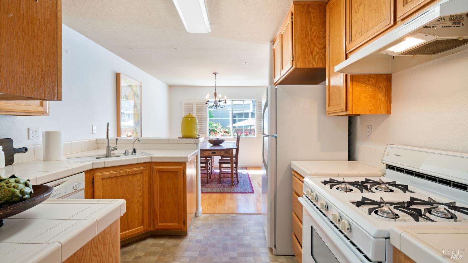 Detail Gallery Image 13 of 55 For 871 Chardonnay Cir, Petaluma,  CA 94954 - 3 Beds | 2/1 Baths