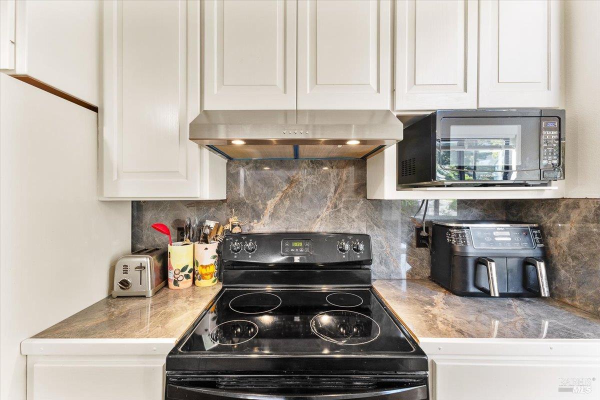 Detail Gallery Image 15 of 34 For 1367 Sylvan Ct, Healdsburg,  CA 95448 - 3 Beds | 2/1 Baths