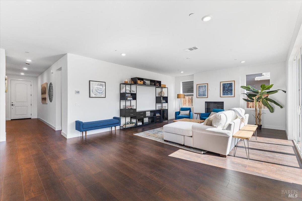 Detail Gallery Image 2 of 31 For 7305 Willowglen Dr, Rohnert Park,  CA 94928 - 4 Beds | 3/1 Baths