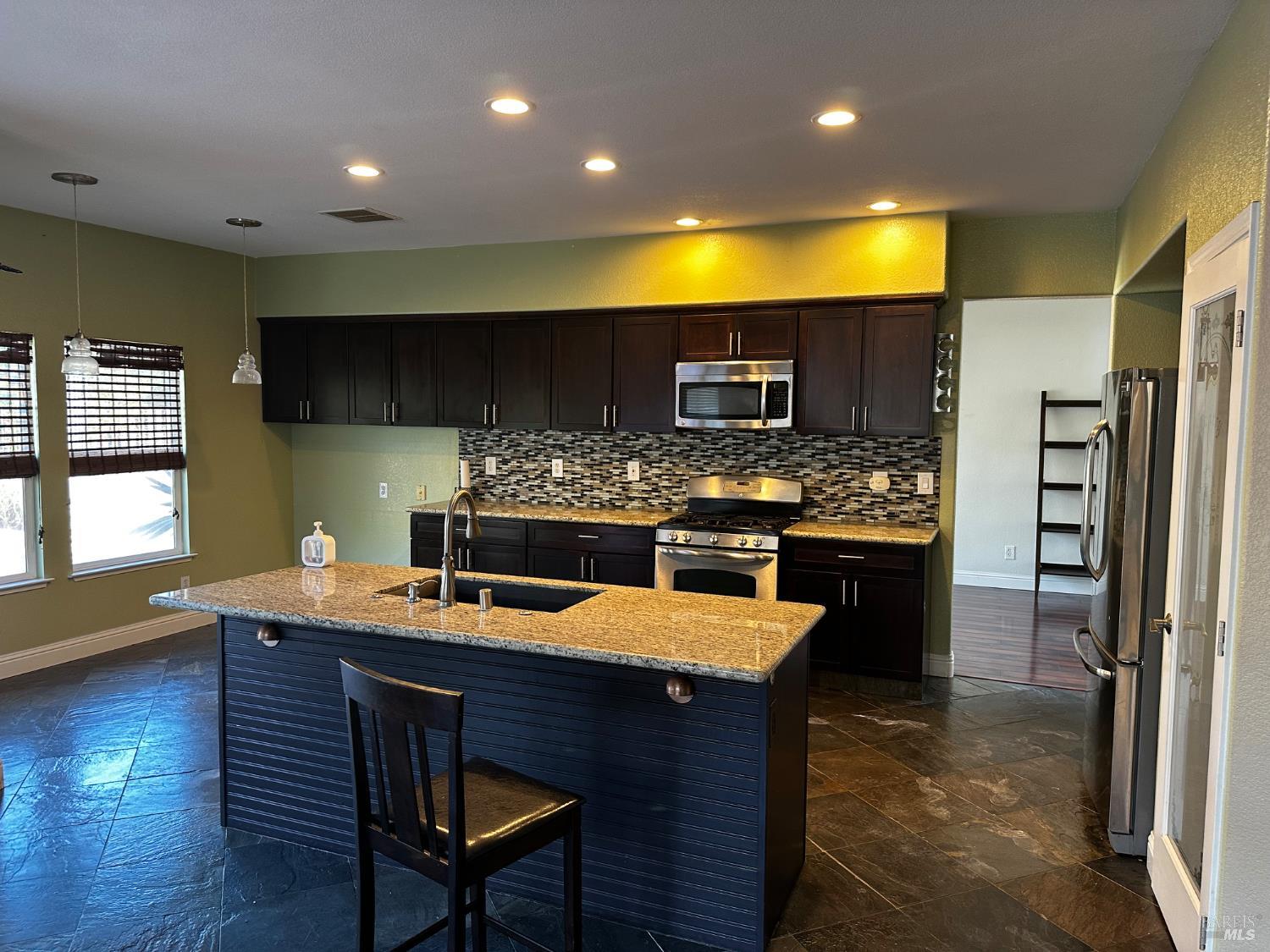 Detail Gallery Image 4 of 22 For 6320 Pebble Beach Dr, Vallejo,  CA 94591 - 3 Beds | 3 Baths