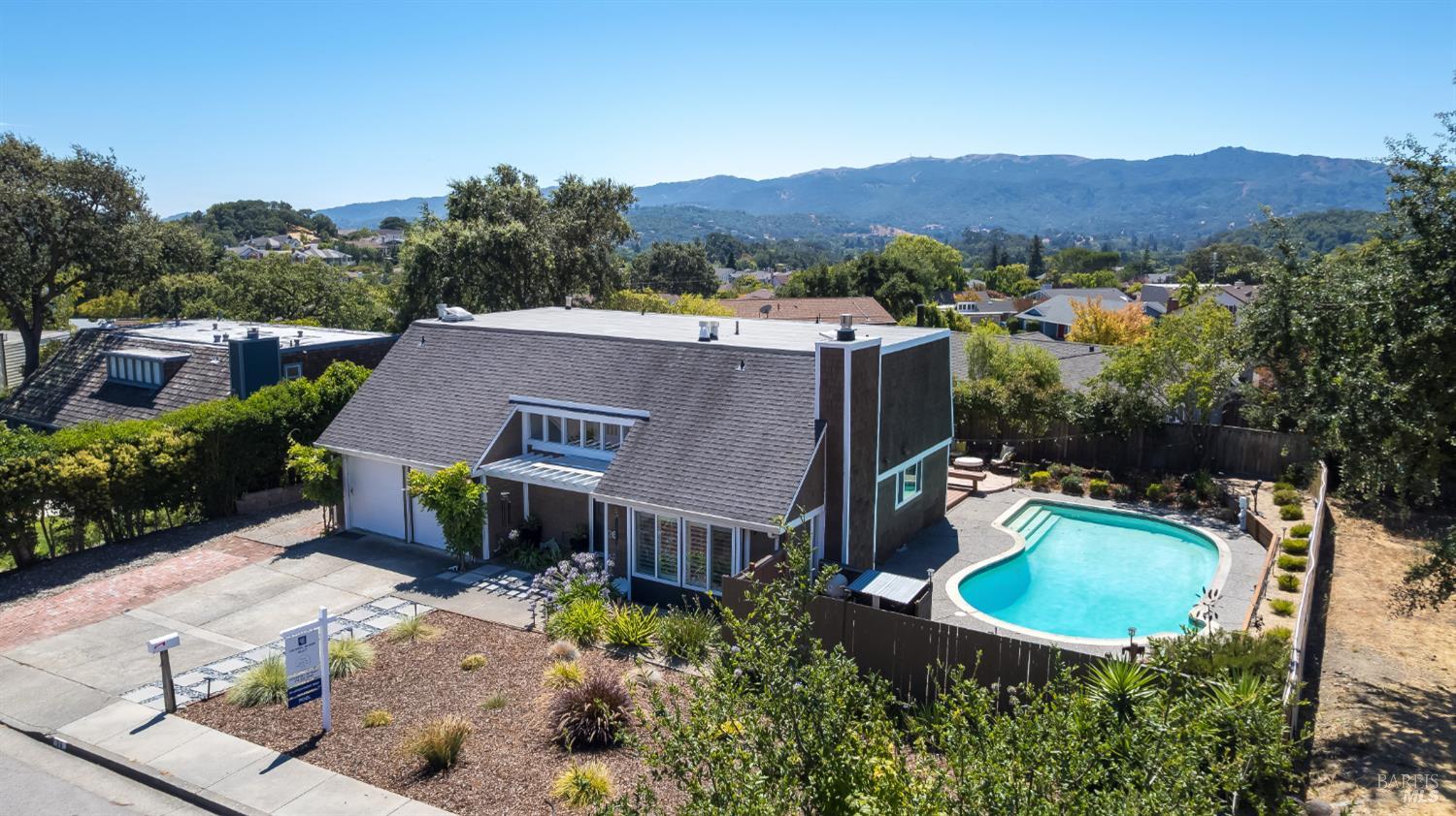 Detail Gallery Image 4 of 33 For 26 Sotelo Way, Novato,  CA 94945 - 4 Beds | 2/1 Baths