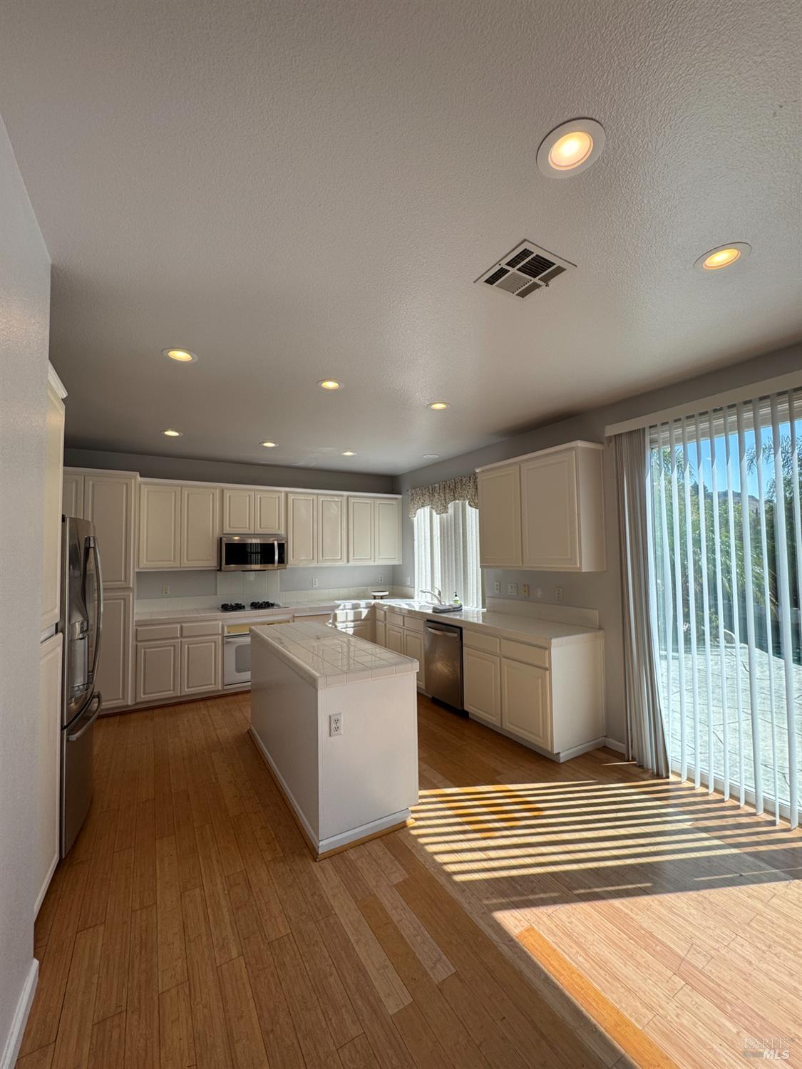 Detail Gallery Image 22 of 58 For 3330 Harbor Moon Ct, Vallejo,  CA 94591 - 5 Beds | 3 Baths