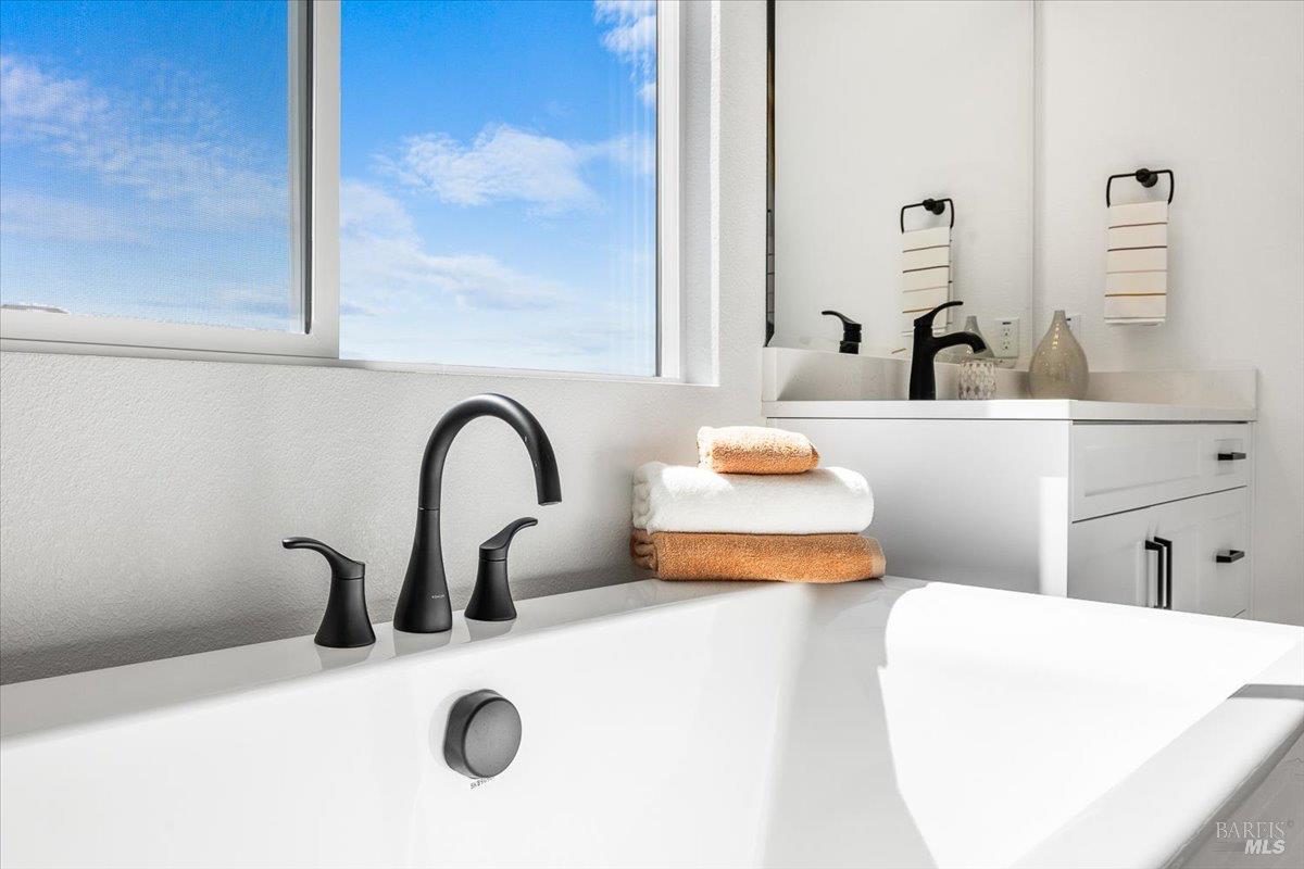 Detail Gallery Image 15 of 31 For 7305 Willowglen Dr, Rohnert Park,  CA 94928 - 4 Beds | 3/1 Baths