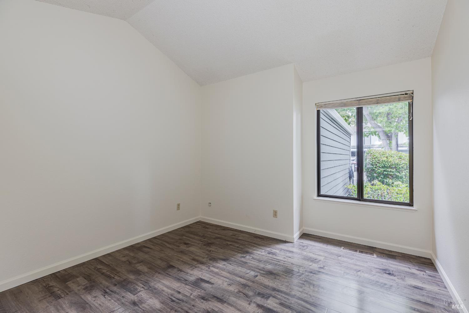 Detail Gallery Image 12 of 43 For 601 Marylyn Cir, Petaluma,  CA 94954 - 3 Beds | 2 Baths