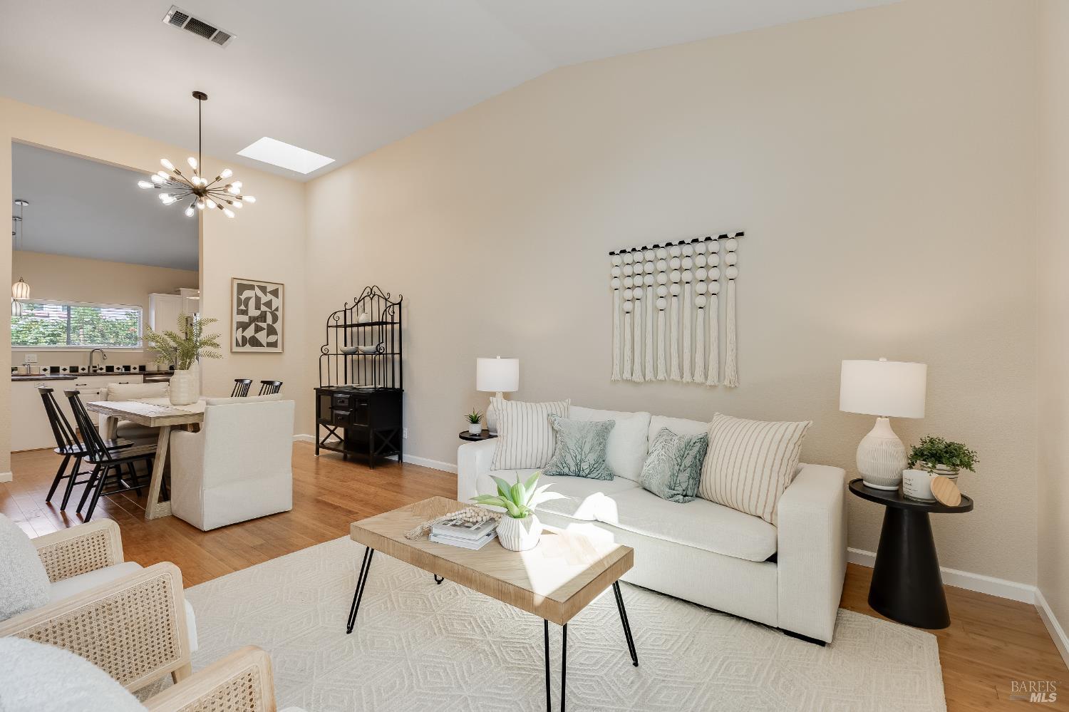 Detail Gallery Image 6 of 34 For 755 Oak Hollow Ave, Vacaville,  CA 95687 - 3 Beds | 2 Baths