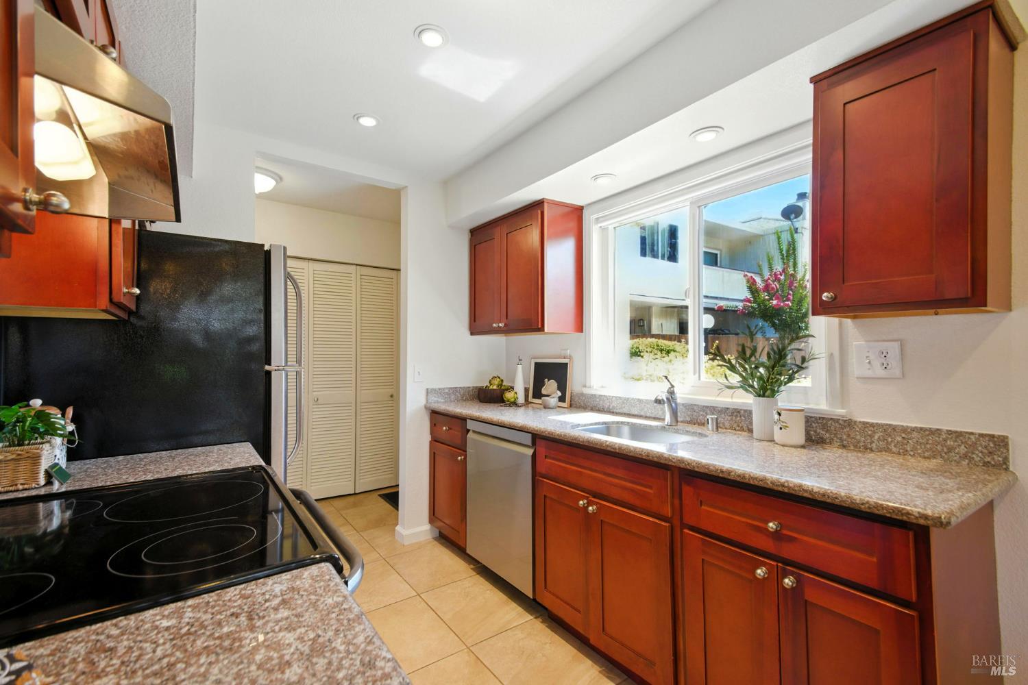 Detail Gallery Image 15 of 38 For 433 Enterprise Dr, Rohnert Park,  CA 94928 - 3 Beds | 2/1 Baths
