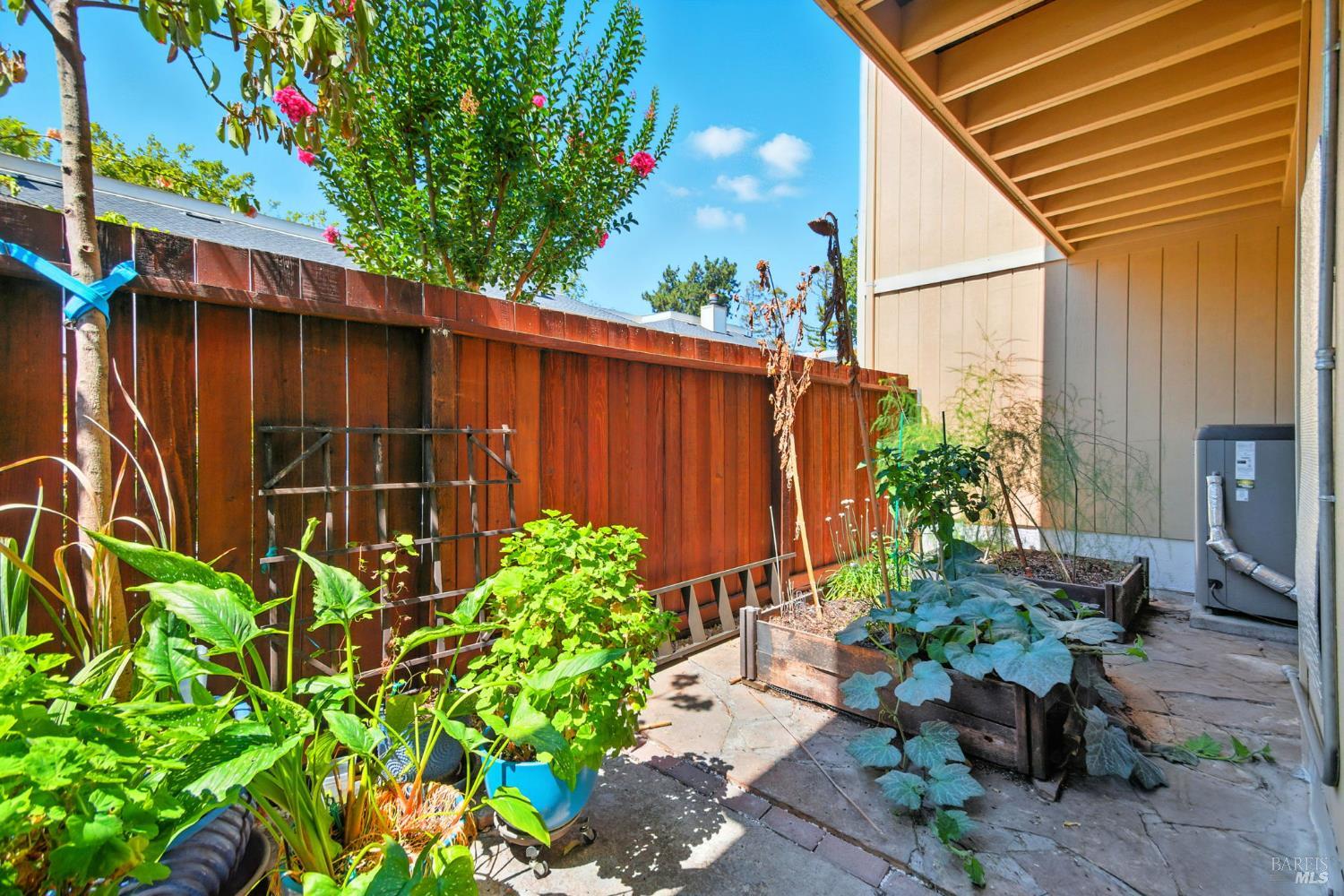 Detail Gallery Image 34 of 38 For 433 Enterprise Dr, Rohnert Park,  CA 94928 - 3 Beds | 2/1 Baths