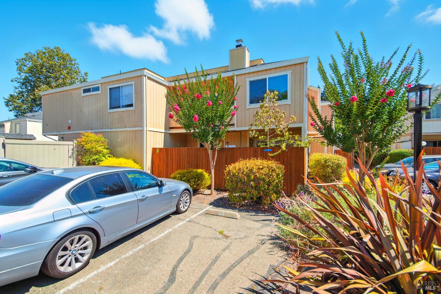 Detail Gallery Image 2 of 38 For 433 Enterprise Dr, Rohnert Park,  CA 94928 - 3 Beds | 2/1 Baths